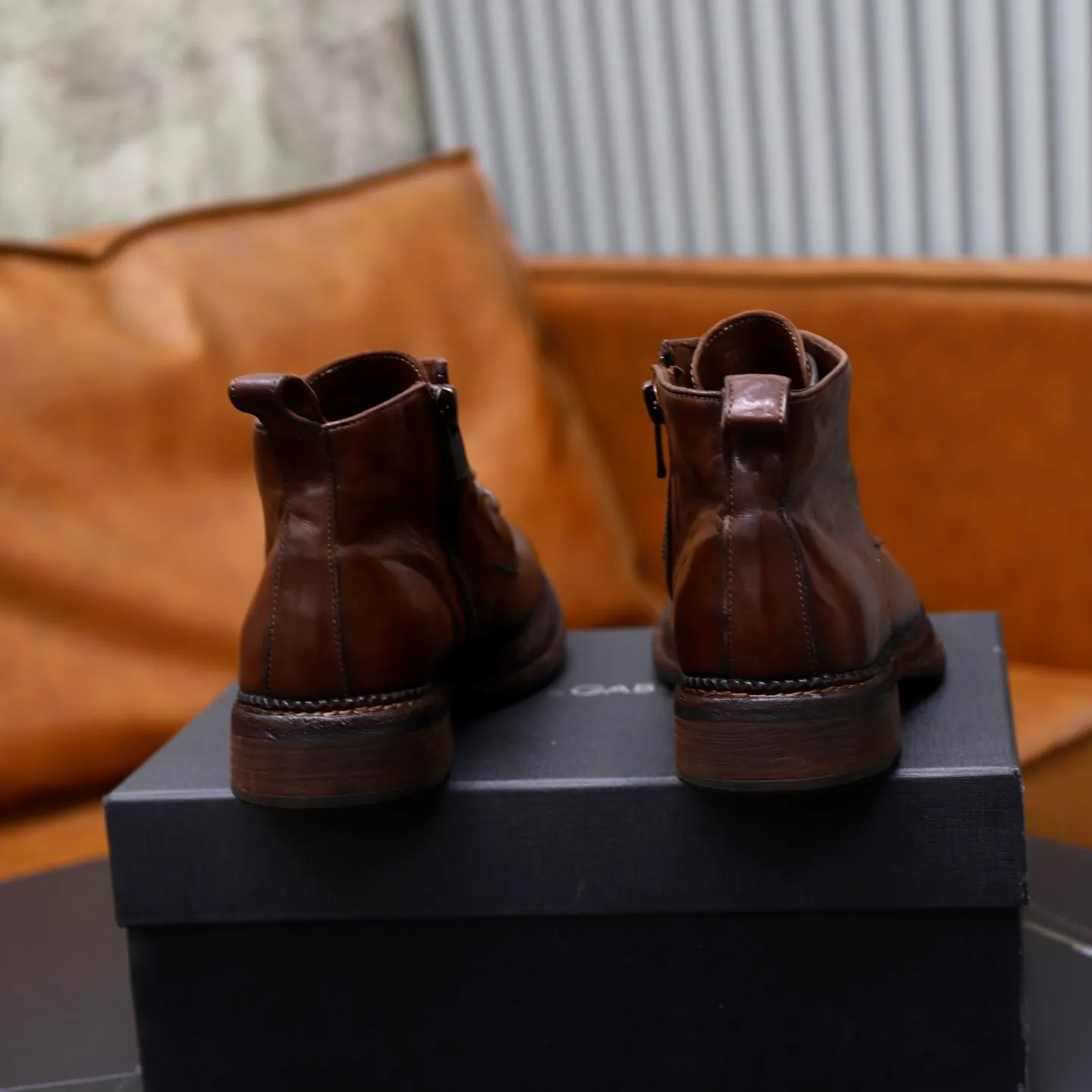 Ex-factory price: 1320💰DG men’s new horse leather work boots! Dongguan's top quality work boots are made of washed horsehide. The body is scratched and distressed. It is a work of hand-rubbing craftsmanship. The collar is wrapped in soft cow leather. It is simple and beautiful, fashionable and casual. It is equipped with a full cowhide lining and embossed logo feet. It is matched with a combination of genuine leather and zigzag rubber outsole. Look at the details of the leather material. If you pursue high quality, check it out! Extremely comfortable! Comes with original box and dust bag! Size: 38-39-40-41-42-43-44 standard leather shoe size